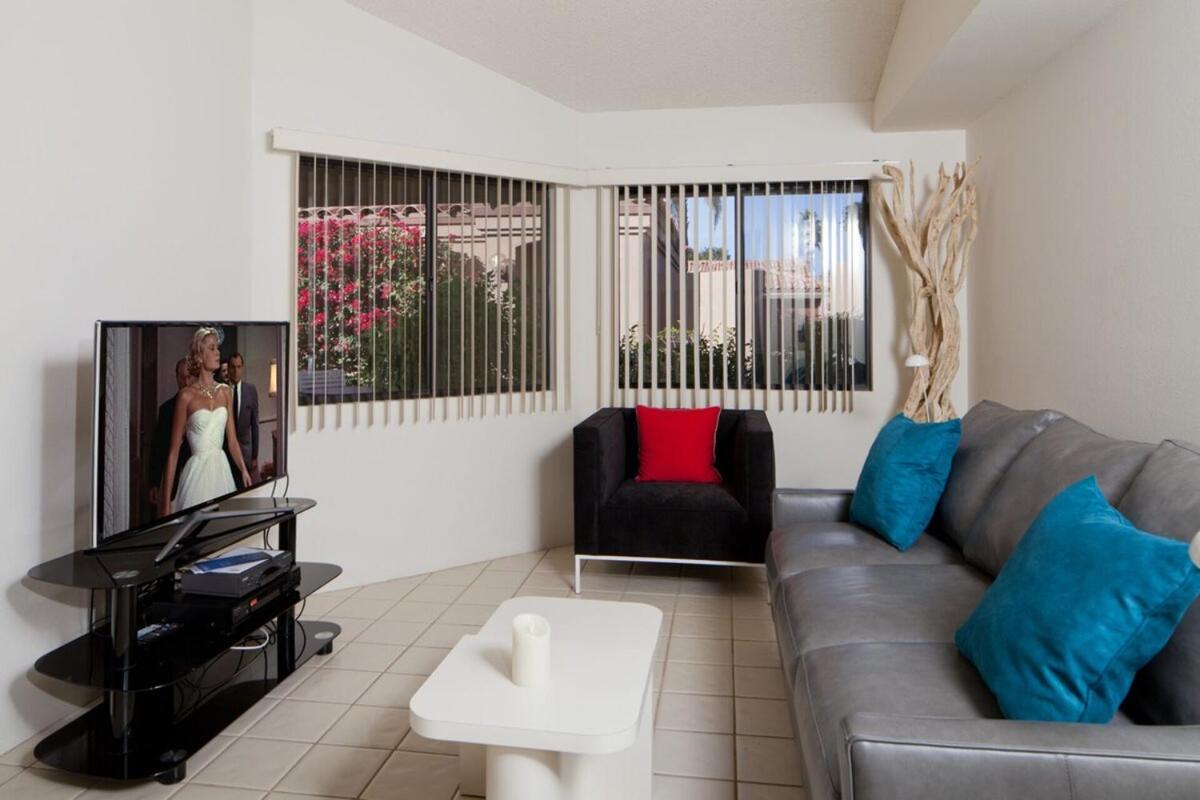 Holiday home Palm Valley Country Club, Pickleball, Tennis, Gym, Clubhouse, Swimming Pools, Lux, Spac 2 Bdrms Den 2 Ba Palm Desert