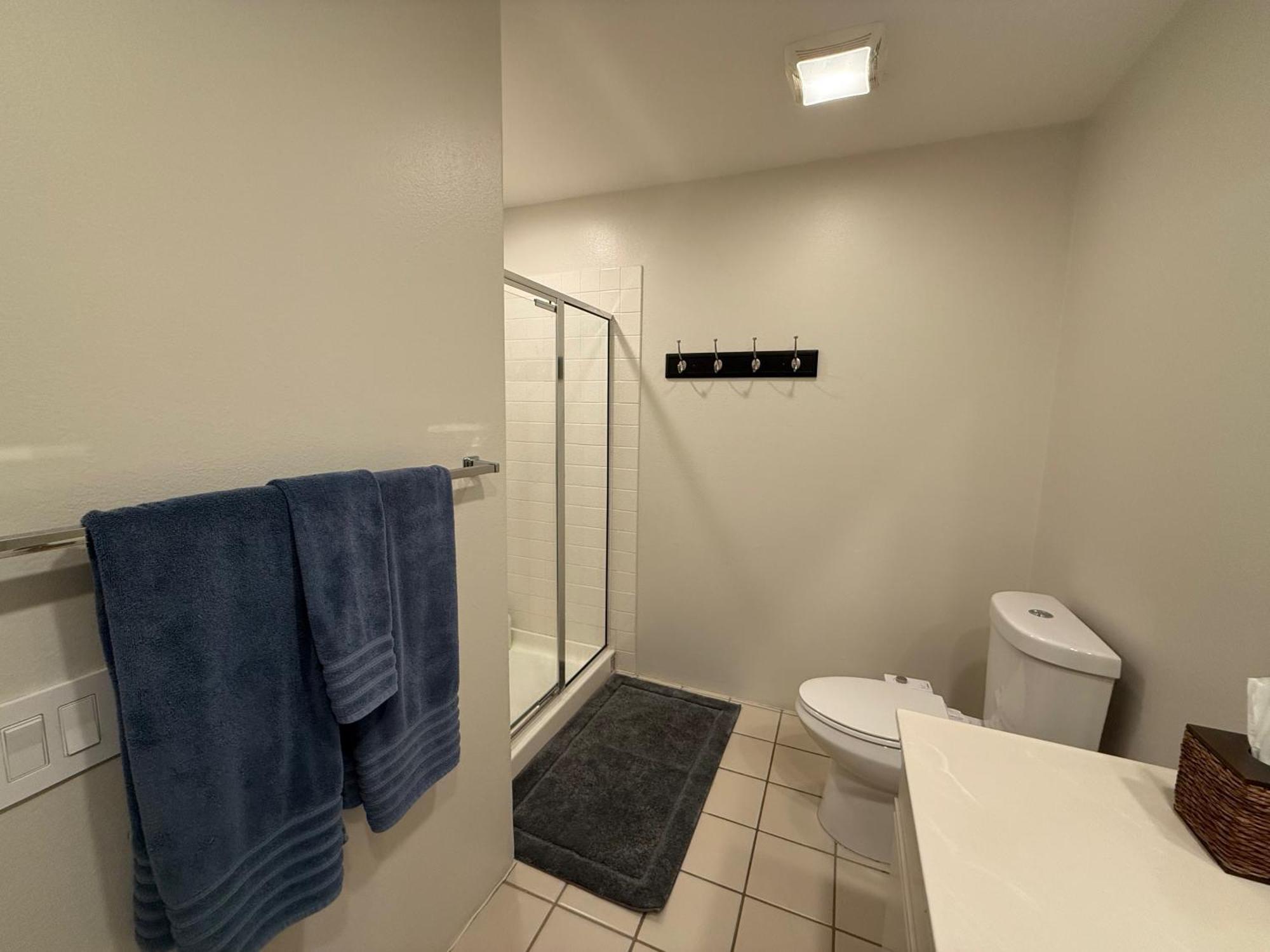 Palm Valley Country Club, Pickleball, Tennis, Gym, Clubhouse, Swimming Pools, Lux, Spac 2 Bdrms Den 2 Ba