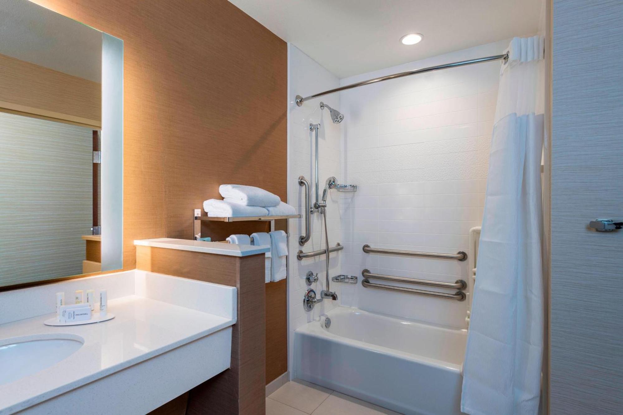 Fairfield By Marriott & Coachella Valley 3*